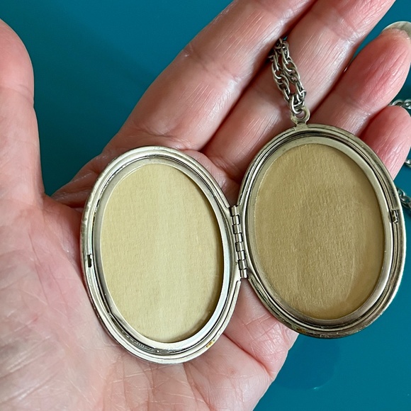 Vint 60's Trifari Silver locket - Art Deco Style Locket - Embossed Oval Locket - Picture 3 of 7
